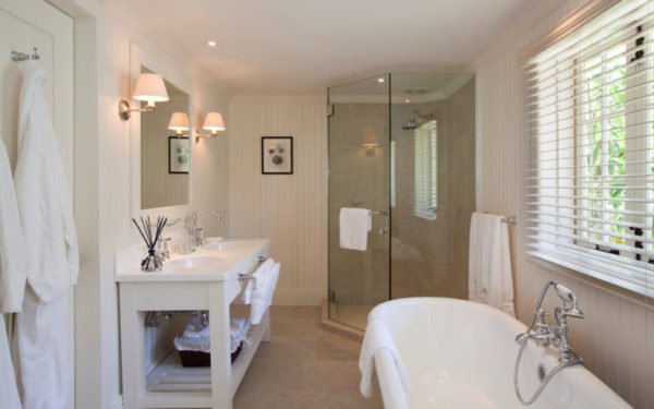 PAIRFUM natural reed diffuser on the marble top of in a classically French but luxurious bathroom