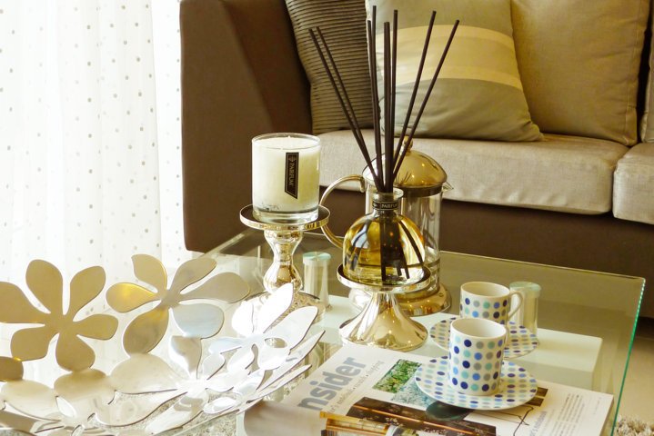 PAIRFUM Perfume Candle & Reed Diffuser on Coffee Table in Livingroom