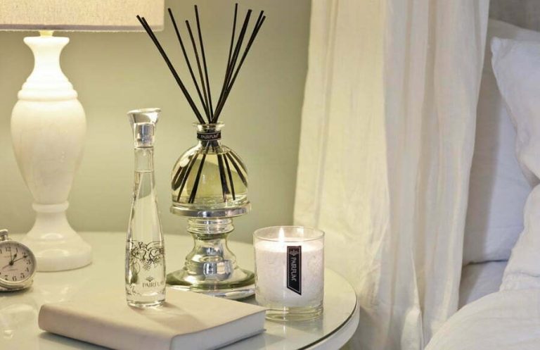 Elegant Room Fragrance Diffuser and Candle Display parfum