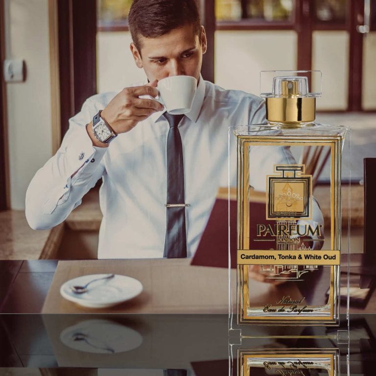 Eau de Parfum Person Reading Cardamom Tonka White Oud Man 1 1 Eau de Parfum Person Reading Cardamom Tonka White Oud Man 1 1