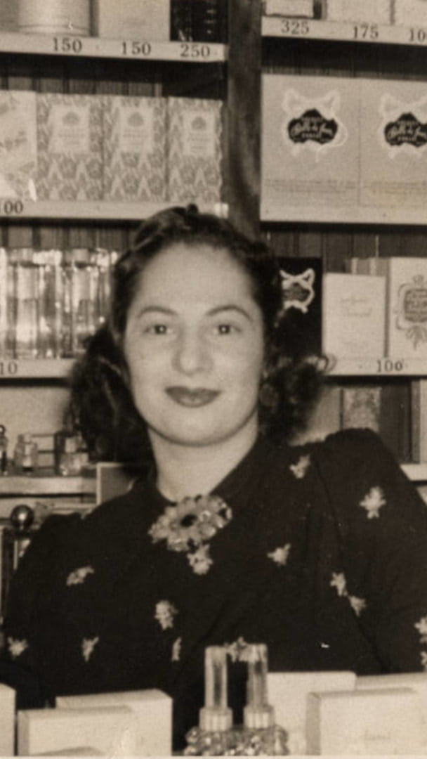 History Of Perfume 1940s Perfume Female Shop Assistant 9 16 History Of Perfume 1940s Perfume Female Shop Assistant 9 16